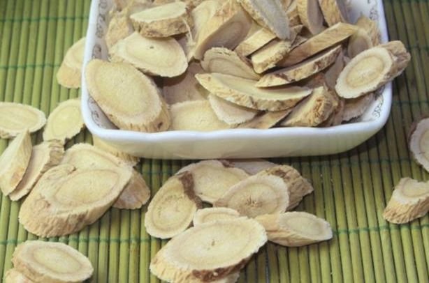 黄芪泡水加一物,女性经常喝两口,补血养颜,人也会越来越年轻 鹿血片 第2张 黄芪泡水加一物,女性经常喝两口,补血养颜,人也会越来越年轻 鹿血片 第2张