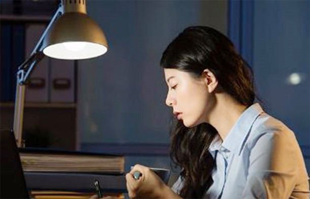 经常“熬夜” 的人，5个测试满足2个以上，说明肾虚了，要补了 鹿血片 第1张