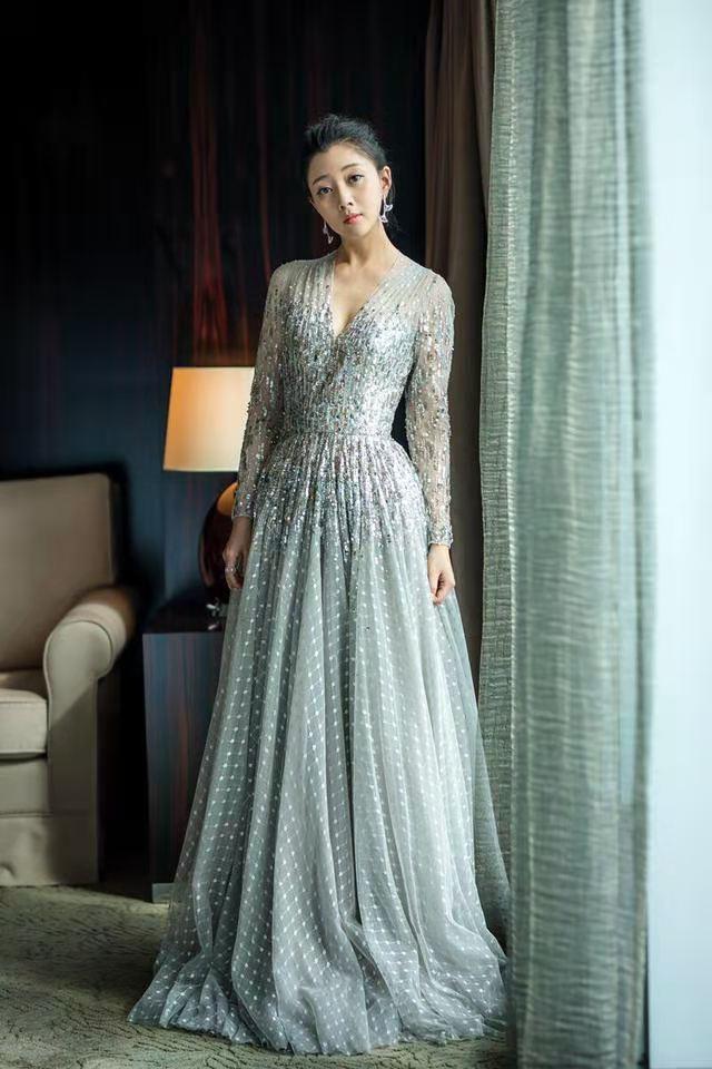 41岁殷桃真惊艳!一袭V领礼服魅力十足,谈恋爱后更有韵味 鹿血片 第1张 41岁殷桃真惊艳!一袭V领礼服魅力十足,谈恋爱后更有韵味 鹿血片 第1张