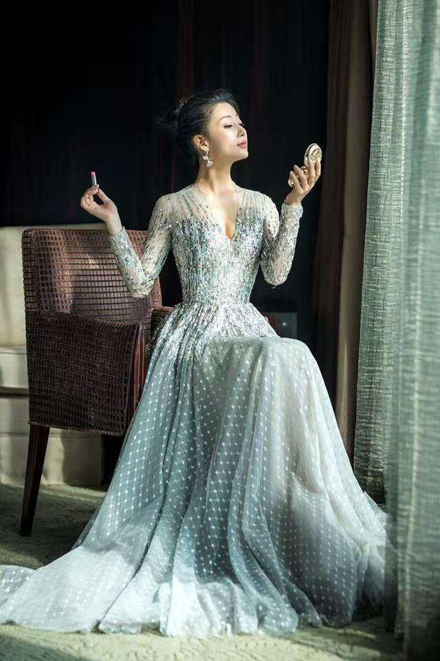 41岁殷桃真惊艳!一袭V领礼服魅力十足,谈恋爱后更有韵味 鹿血片 第3张 41岁殷桃真惊艳!一袭V领礼服魅力十足,谈恋爱后更有韵味 鹿血片 第3张