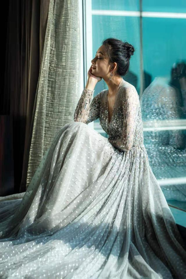 41岁殷桃真惊艳!一袭V领礼服魅力十足,谈恋爱后更有韵味 鹿血片 第4张 41岁殷桃真惊艳!一袭V领礼服魅力十足,谈恋爱后更有韵味 鹿血片 第4张