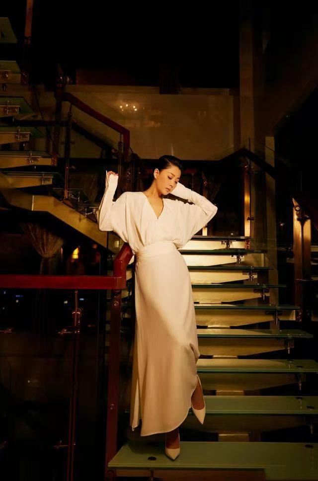 41岁殷桃真惊艳!一袭V领礼服魅力十足,谈恋爱后更有韵味 鹿血片 第5张 41岁殷桃真惊艳!一袭V领礼服魅力十足,谈恋爱后更有韵味 鹿血片 第5张