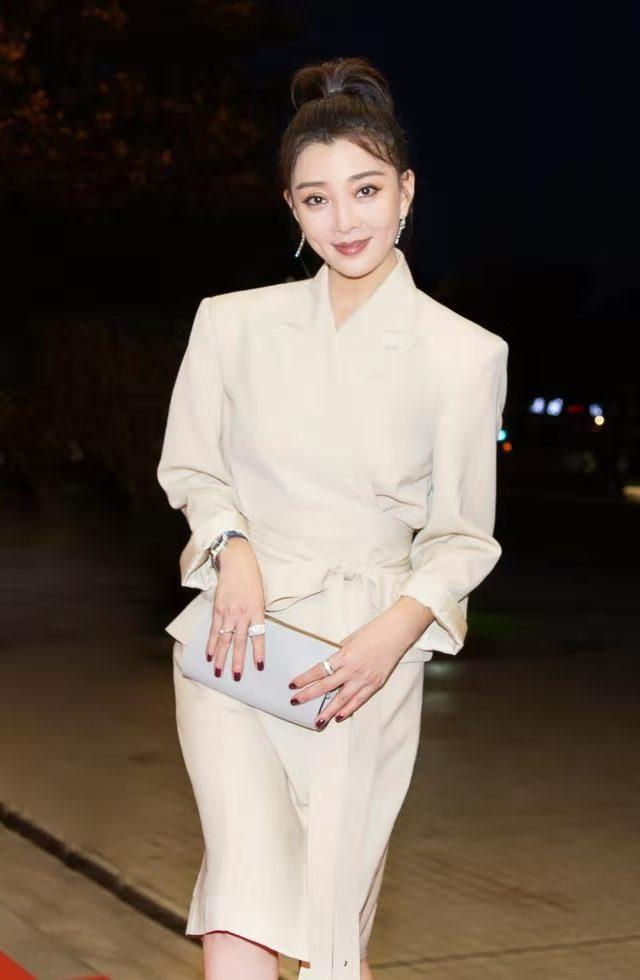 41岁殷桃真惊艳!一袭V领礼服魅力十足,谈恋爱后更有韵味 鹿血片 第6张 41岁殷桃真惊艳!一袭V领礼服魅力十足,谈恋爱后更有韵味 鹿血片 第6张