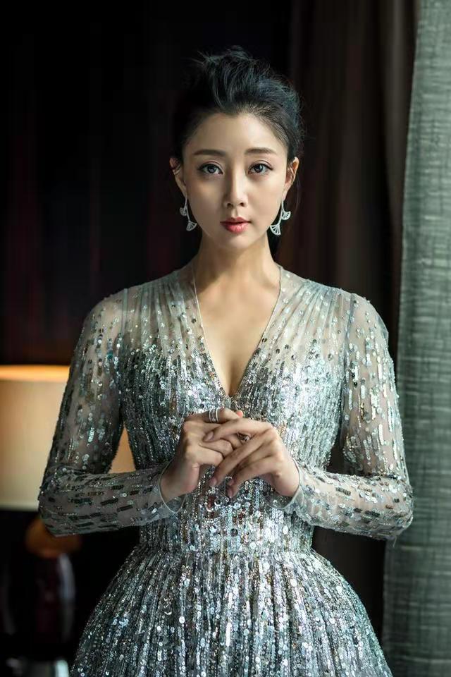 41岁殷桃真惊艳！一袭V领礼服魅力十足，谈恋爱后更有韵味 鹿血片 第2张