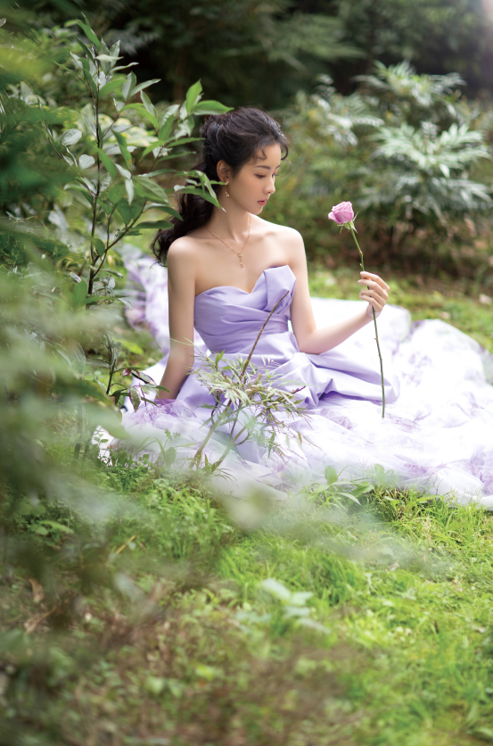 陈都灵早就该告别纯情路线了，这凡尔赛造型穿身上，太显气质 鹿血片 第2张