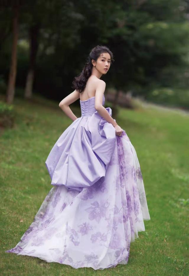 陈都灵早就该告别纯情路线了，这凡尔赛造型穿身上，太显气质 鹿血片 第3张