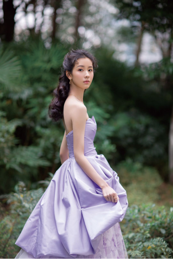 陈都灵早就该告别纯情路线了，这凡尔赛造型穿身上，太显气质 鹿血片 第5张