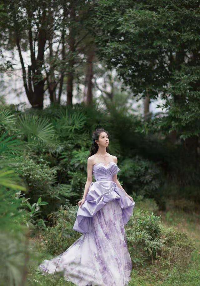 陈都灵早就该告别纯情路线了，这凡尔赛造型穿身上，太显气质 鹿血片 第4张