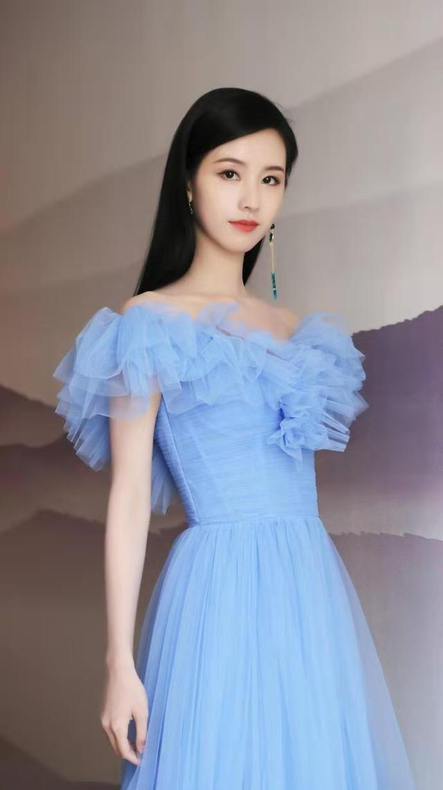 陈都灵早就该告别纯情路线了，这凡尔赛造型穿身上，太显气质 鹿血片 第6张