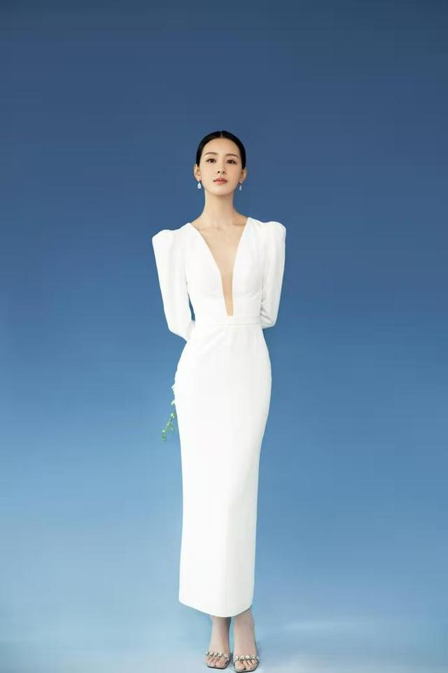 陈都灵早就该告别纯情路线了，这凡尔赛造型穿身上，太显气质 鹿血片 第9张