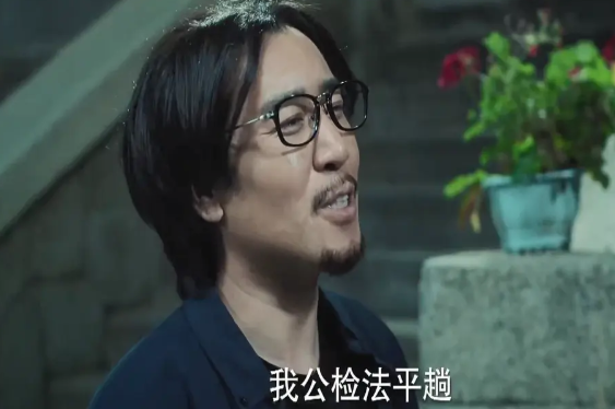 《巡回检察组》主角一出场，就遭遇大妈泼饭，于和伟这次有点惨 鹿血片 第1张