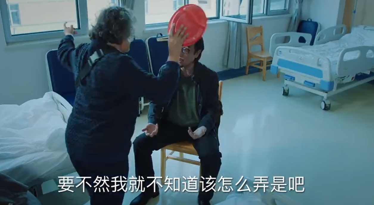 《巡回检察组》主角一出场，就遭遇大妈泼饭，于和伟这次有点惨 鹿血片 第3张