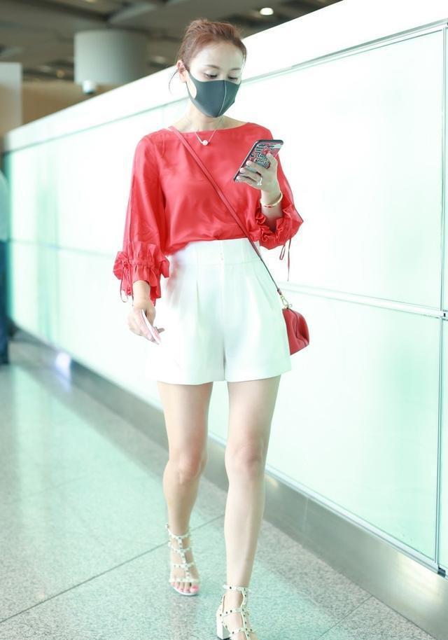 叶一茜紧跟辣妈潮流，一条短裤配红衣，口罩遮面大脑门挡不住！ 鹿血片 第4张