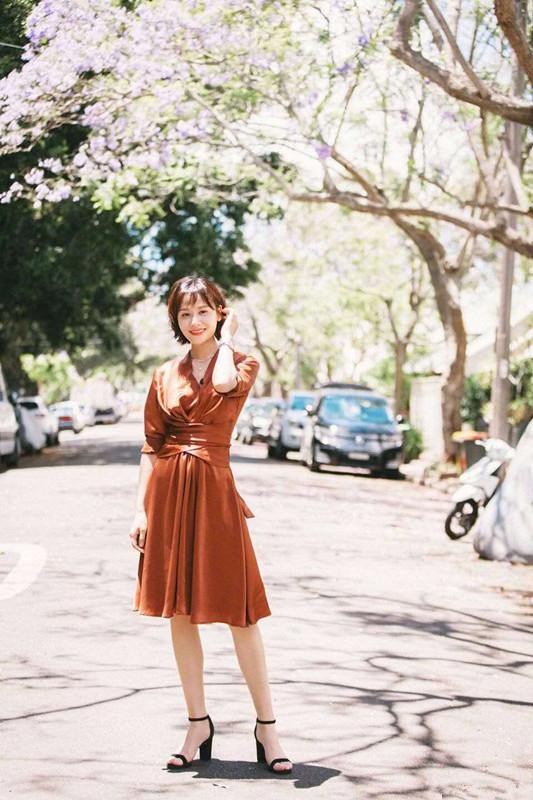 叶一茜紧跟辣妈潮流，一条短裤配红衣，口罩遮面大脑门挡不住！ 鹿血片 第5张