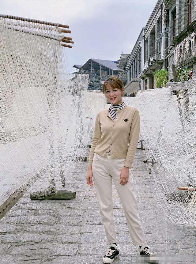 叶一茜紧跟辣妈潮流，一条短裤配红衣，口罩遮面大脑门挡不住！ 鹿血片 第6张