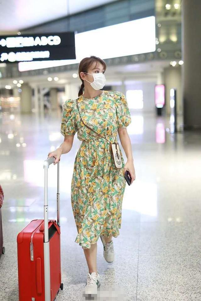 叶一茜紧跟辣妈潮流，一条短裤配红衣，口罩遮面大脑门挡不住！ 鹿血片 第7张