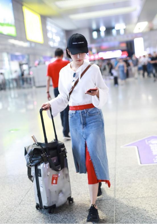 万茜厉害了，穿短款卫衣还玩起两条裙子叠穿，38岁嫩回了18岁 鹿血片 第1张