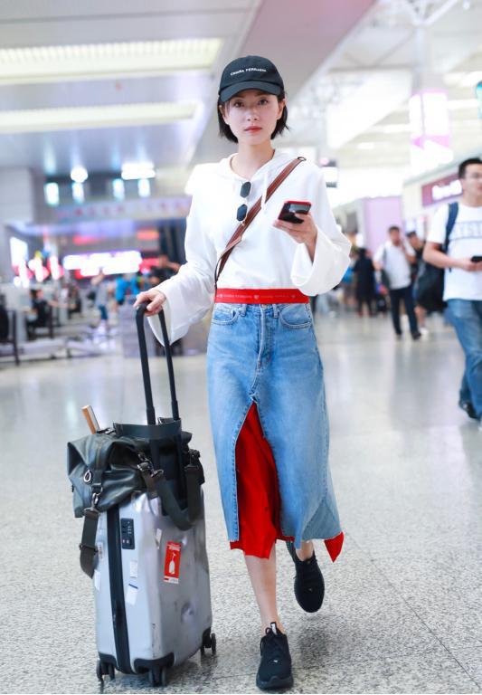 万茜厉害了，穿短款卫衣还玩起两条裙子叠穿，38岁嫩回了18岁 鹿血片 第3张