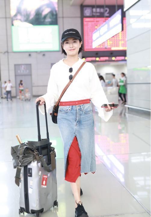 万茜厉害了，穿短款卫衣还玩起两条裙子叠穿，38岁嫩回了18岁 鹿血片 第2张