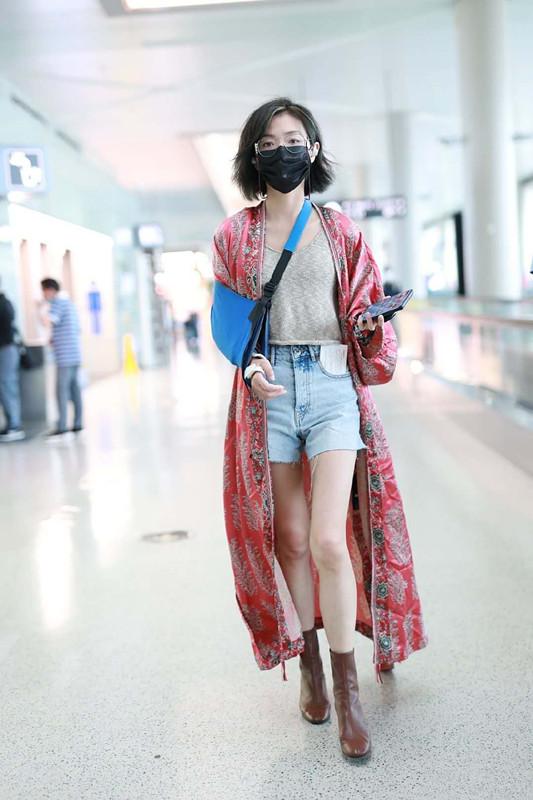 万茜厉害了，穿短款卫衣还玩起两条裙子叠穿，38岁嫩回了18岁 鹿血片 第5张