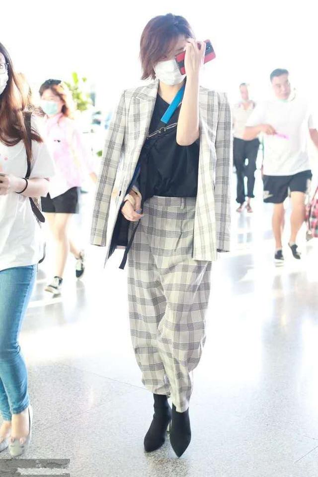 万茜厉害了，穿短款卫衣还玩起两条裙子叠穿，38岁嫩回了18岁 鹿血片 第6张