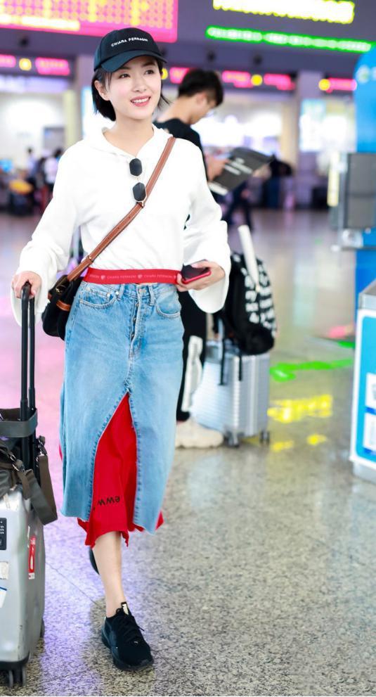 万茜厉害了，穿短款卫衣还玩起两条裙子叠穿，38岁嫩回了18岁 鹿血片 第4张