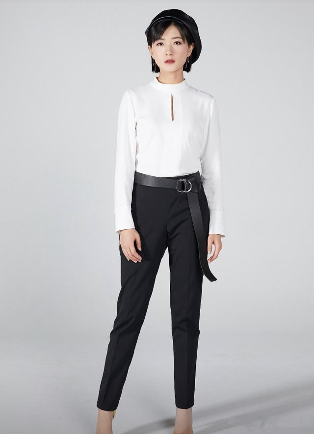 万茜厉害了，穿短款卫衣还玩起两条裙子叠穿，38岁嫩回了18岁 鹿血片 第7张