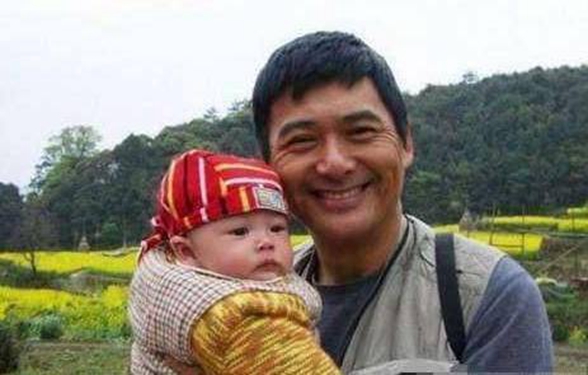 当明星回到老家，谁接地气，谁摆架子，看这些照片就能一目了然 鹿血片 第1张