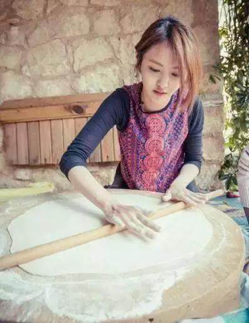 当明星回到老家，谁接地气，谁摆架子，看这些照片就能一目了然 鹿血片 第2张