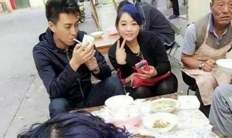 当明星回到老家，谁接地气，谁摆架子，看这些照片就能一目了然 鹿血片 第3张