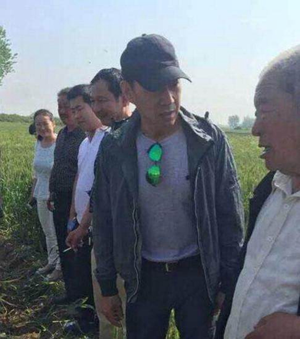 当明星回到老家，谁接地气，谁摆架子，看这些照片就能一目了然 鹿血片 第4张