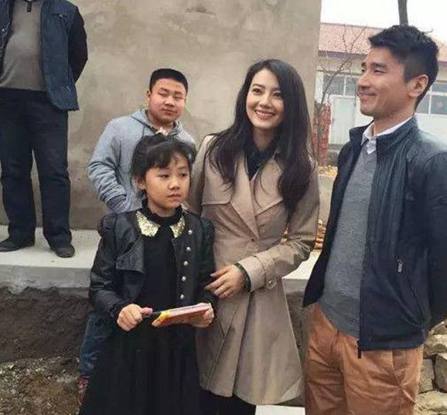 当明星回到老家，谁接地气，谁摆架子，看这些照片就能一目了然 鹿血片 第10张