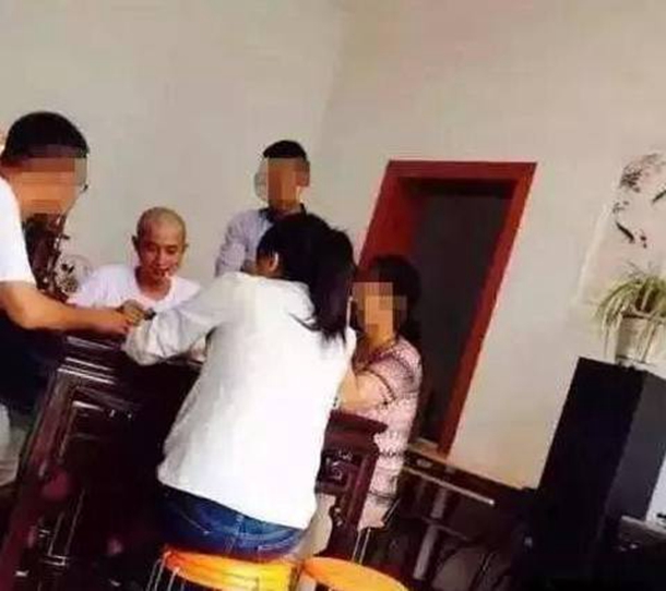 当明星回到老家，谁接地气，谁摆架子，看这些照片就能一目了然 鹿血片 第11张