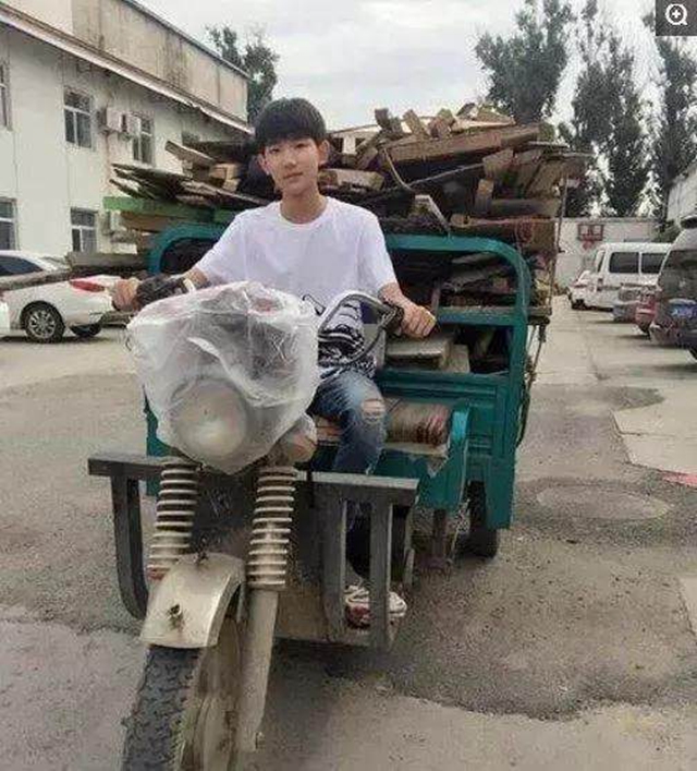 当明星回到老家，谁接地气，谁摆架子，看这些照片就能一目了然 鹿血片 第12张