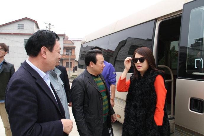 当明星回到老家，谁接地气，谁摆架子，看这些照片就能一目了然 鹿血片 第15张