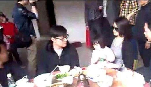 当明星回到老家，谁接地气，谁摆架子，看这些照片就能一目了然 鹿血片 第16张