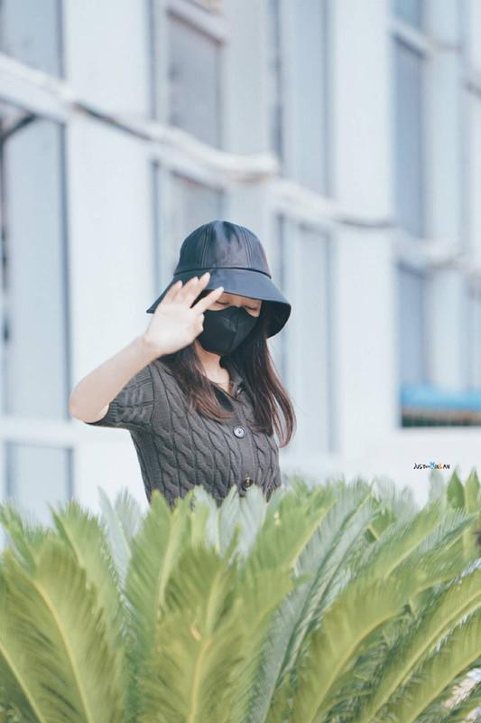 秦岚气质还是那么好，穿针织衫剪一刀炫腹，配上渔夫帽天生的主角 鹿血片 第2张