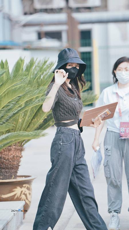 秦岚气质还是那么好，穿针织衫剪一刀炫腹，配上渔夫帽天生的主角 鹿血片 第1张