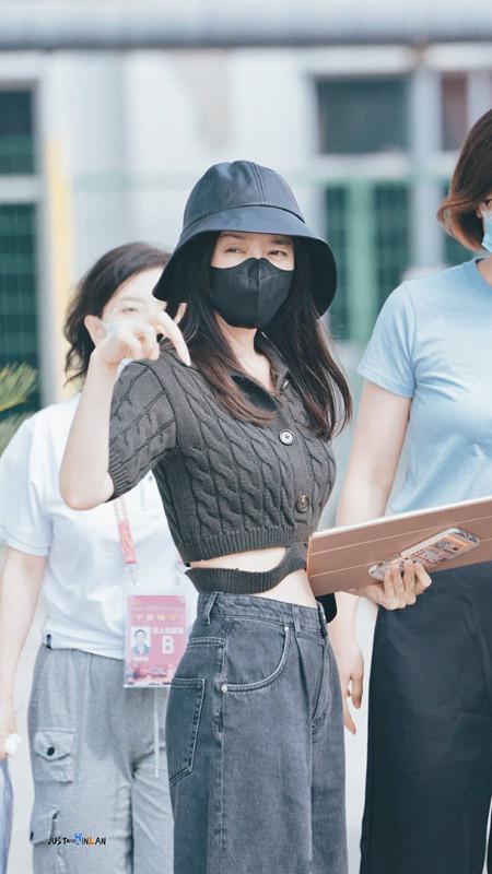 秦岚气质还是那么好，穿针织衫剪一刀炫腹，配上渔夫帽天生的主角 鹿血片 第3张