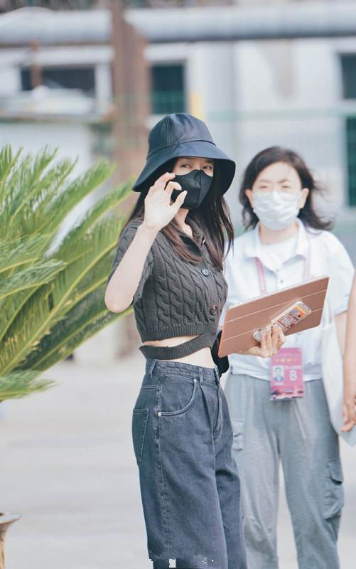 秦岚气质还是那么好，穿针织衫剪一刀炫腹，配上渔夫帽天生的主角 鹿血片 第4张