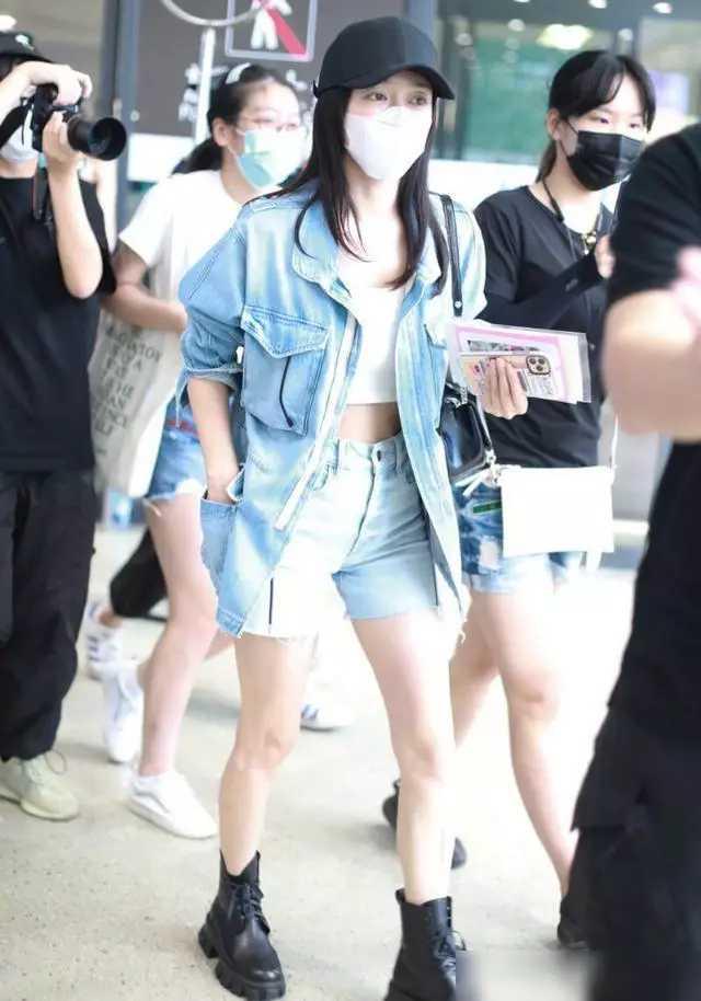 秦岚气质还是那么好，穿针织衫剪一刀炫腹，配上渔夫帽天生的主角 鹿血片 第6张