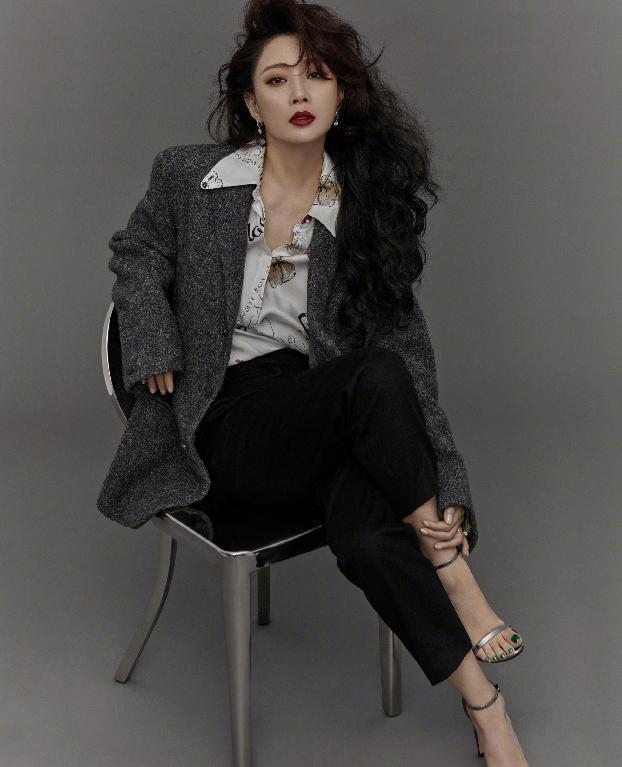 殷桃的爆炸头造型太有看点，搭配西装红唇美艳大气，发量让人羡慕 鹿血片 第2张