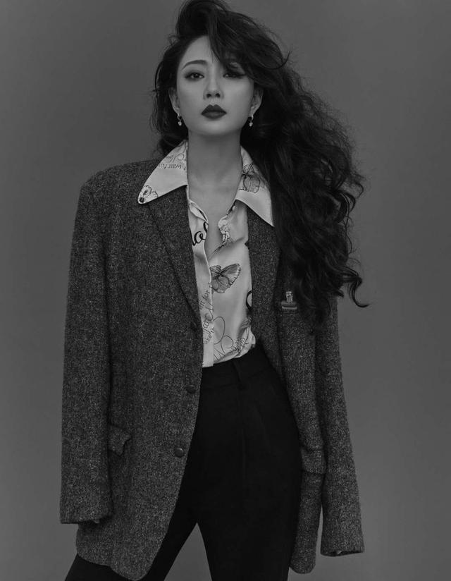 殷桃的爆炸头造型太有看点，搭配西装红唇美艳大气，发量让人羡慕 鹿血片 第1张