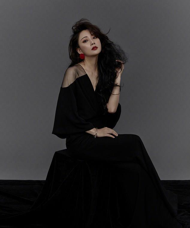 殷桃的爆炸头造型太有看点，搭配西装红唇美艳大气，发量让人羡慕 鹿血片 第5张