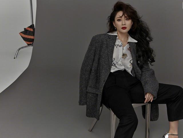 殷桃的爆炸头造型太有看点，搭配西装红唇美艳大气，发量让人羡慕 鹿血片 第4张