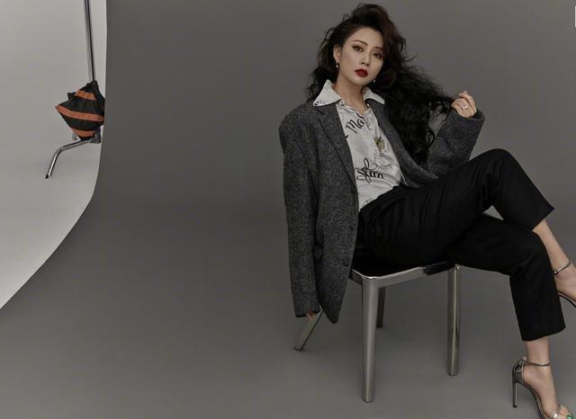 殷桃的爆炸头造型太有看点，搭配西装红唇美艳大气，发量让人羡慕 鹿血片 第3张