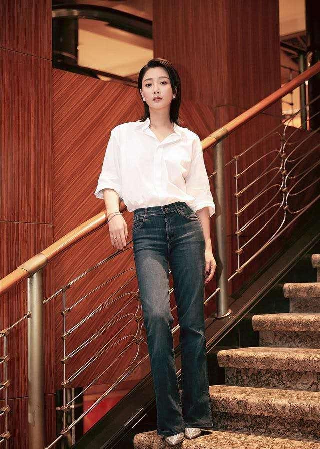 殷桃的爆炸头造型太有看点，搭配西装红唇美艳大气，发量让人羡慕 鹿血片 第7张